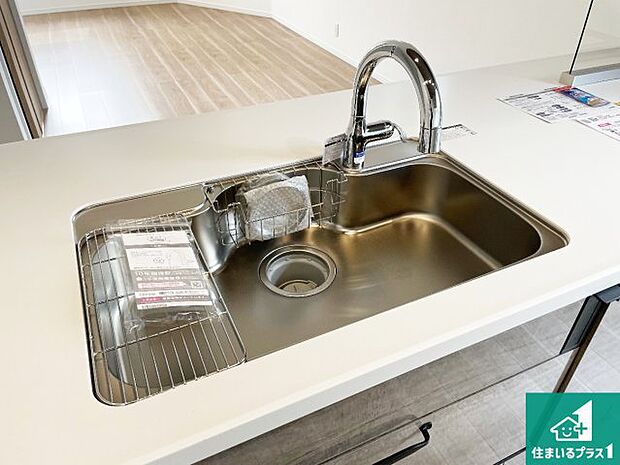 【キッチン】蛇口の先端に浄水器を内蔵しています!原水と浄水、お湯と冷水、シャワーの切替えがワンタッチなので用途によって使い分けられます。