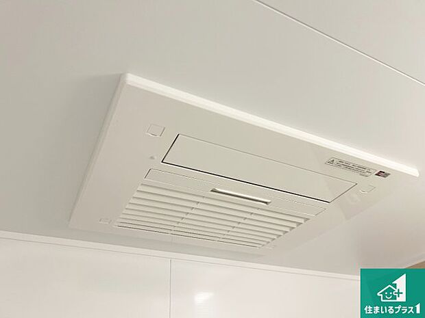 【浴室暖房乾燥機】四季を通して快適なバスライフをお手伝いする浴室暖房乾燥機!浴室の乾燥・暖房・涼風・換気はもちろん、24時間換気にも対応!