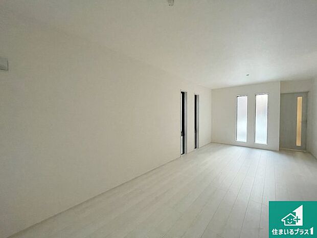 【居間・リビング】シンプルなリビングは、観葉植物等のインテリアを楽しめますね!パパ好みにも、ママ好みにも家具次第で雰囲気を変えることができます!