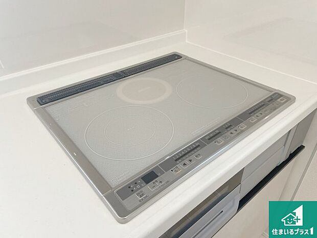 【コンロ】火を使わないので、安心なＩＨコンロ！でこぼこが無い構造なので、掃除もしやすく清潔に保てます！