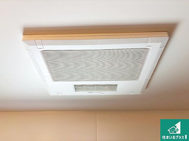 【浴室暖房乾燥機】四季を通して快適なバスライフをお手伝いする浴室暖房乾燥機!浴室の乾燥・暖房・涼風・換気はもちろん、24時間換気にも対応!