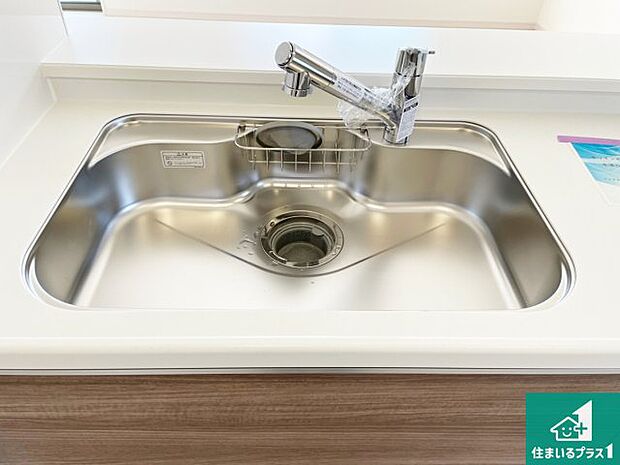 【キッチンシンク】蛇口の先端に浄水器を内蔵しています！原水と浄水、お湯と冷水、シャワーの切替えがワンタッチなので用途によって使い分けられます。