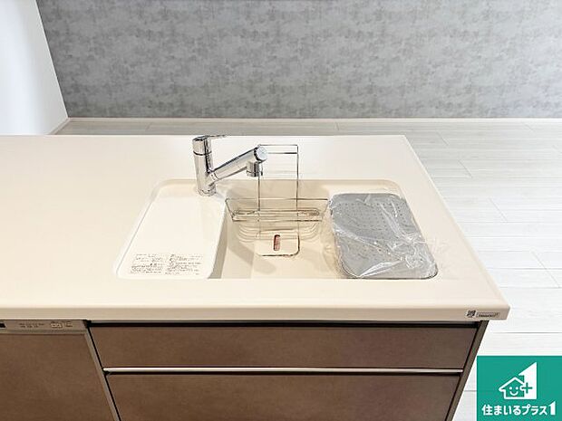 【キッチンシンク】蛇口の先端に浄水器を内蔵しています！原水と浄水、お湯と冷水、シャワーの切替えがワンタッチなので用途によって使い分けられます。