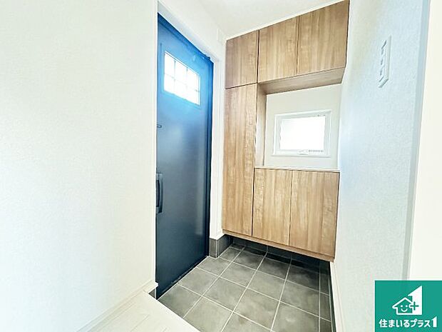 【玄関】シューズボックスにはたくさんの靴が収納できるので玄関周りはいつもスッキリ！ご家族が増えても安心！