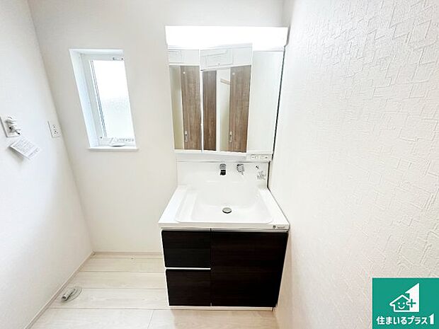 【独立洗面台】清潔感のある洗面台です。フラットな鏡は掃除がしやすく毎日清潔！鏡裏には収納があるのでスッキリとした洗面台が保てます。