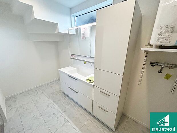 【独立洗面台】清潔感のある洗面台です。フラットな鏡は掃除がしやすく毎日清潔！鏡裏には収納があるのでスッキリとした洗面台が保てます。