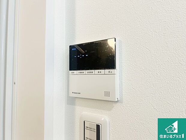 【給湯器リモコン（LDK側）】ボタン一つでお風呂のお湯はり・追い炊き可能！便利な呼び出し機能付き！表示文字が大きく読みやすい有機ＥＬを採用！どの角度からも見やすくなっています。