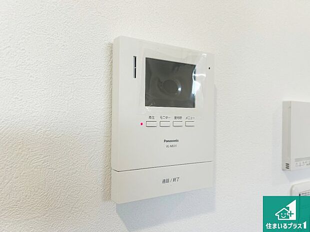 【カラーモニターインターホン】声だけでなく来訪者の姿や顔がモニターで確認できるので、小さなお子様がいらっしゃるご家庭でも安心できます！