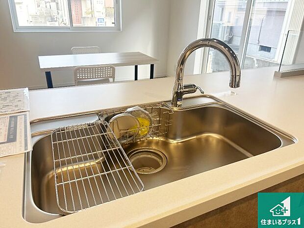 【キッチンシンク】蛇口の先端に浄水器を内蔵しています！原水と浄水、お湯と冷水、シャワーの切替えがワンタッチなので用途によって使い分けられます。