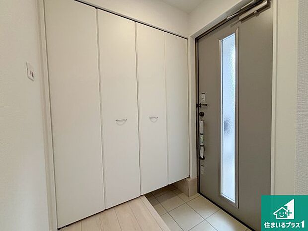 【玄関】シューズボックスにはたくさんの靴が収納できるので玄関周りはいつもスッキリ!ご家族が増えても安心!