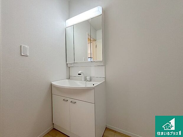 【独立洗面台】清潔感のある洗面台です。フラットな鏡は掃除がしやすく毎日清潔!鏡裏には収納があるのでスッキリとした洗面台が保てます。