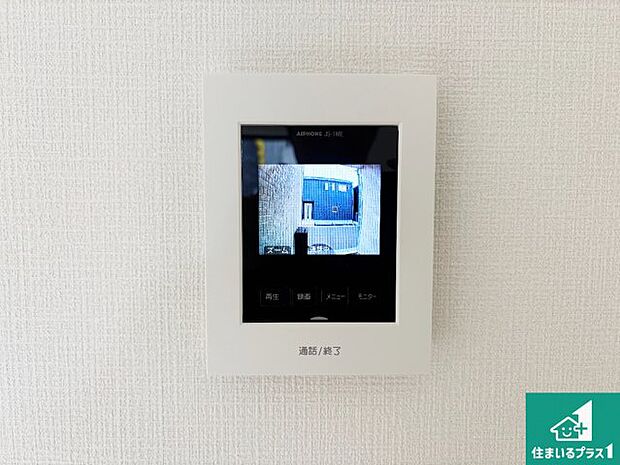 【カラーモニターインターホン】声だけでなく来訪者の姿や顔がモニターで確認できるので、小さなお子様がいらっしゃるご家庭でも安心できます！