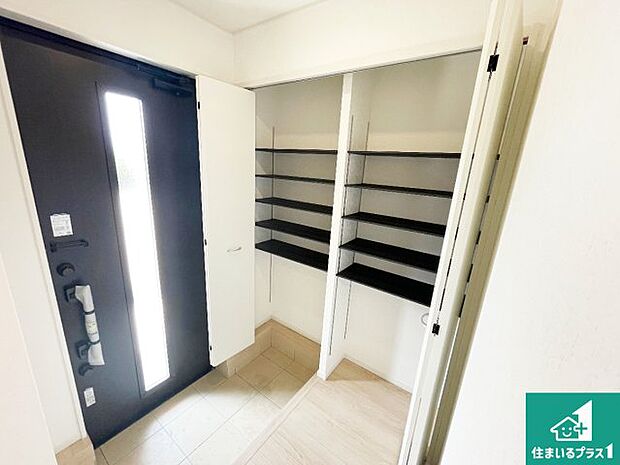 【玄関】シューズボックスにはたくさんの靴が収納できるので玄関周りはいつもスッキリ!ご家族が増えても安心!