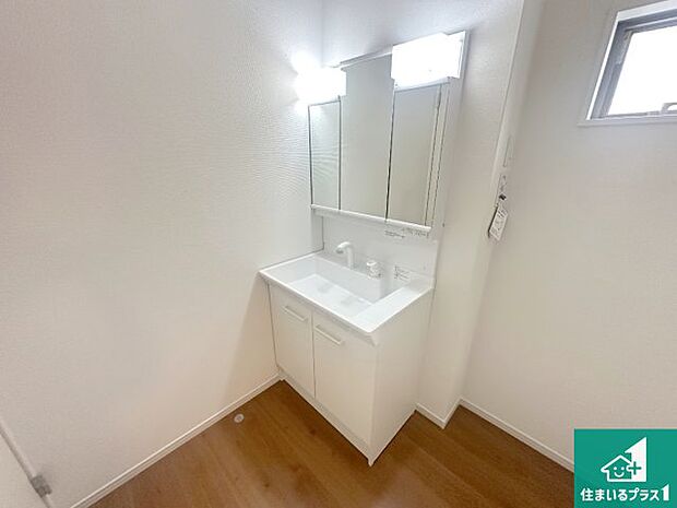 【独立洗面台】清潔感のある洗面台です。フラットな鏡は掃除がしやすく毎日清潔!鏡裏には収納があるのでスッキリとした洗面台が保てます。