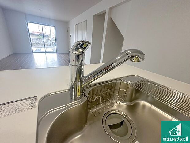 【キッチン水栓】浄水器を内蔵!炊飯時、お茶を作る時に安心してお水を使えます!お湯と冷水、浄水と原水、シャワーの切替えもワンタッチです!