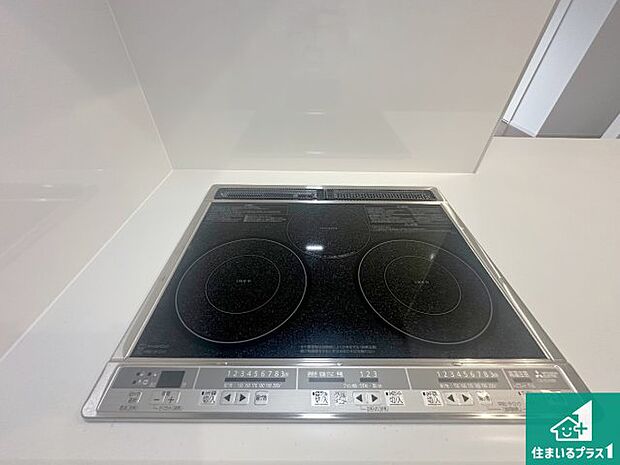 【コンロ】火を使わないので、安心なIHコンロ!でこぼこが無い構造なので、掃除もしやすく清潔に保てます!