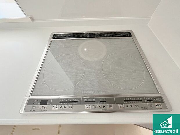 【コンロ】火を使わないので、安心なＩＨコンロ！でこぼこが無い構造なので、掃除もしやすく清潔に保てます！