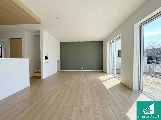 【居間・リビング】日当たり良好の明るいリビングで朝の目覚めもスッキリできそう!対面キッチンでご家族のコミュニケーションも自然と増える設計!小さなお子様が遊ぶスペースを作っても広々とくつろげるLDK!