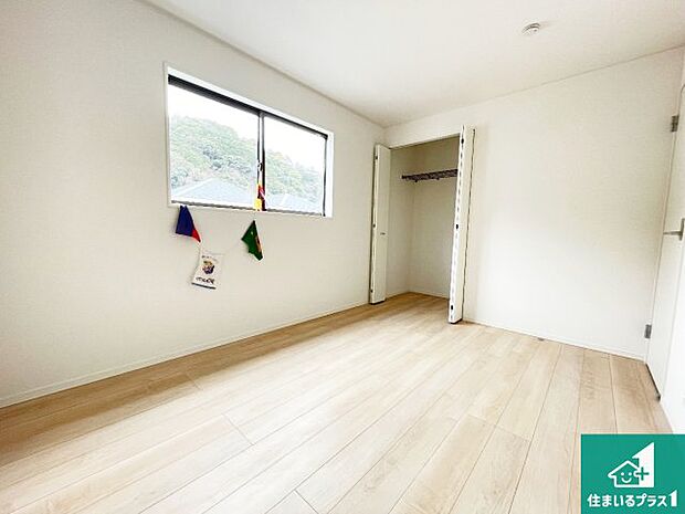 【洋室】シンプルな洋室は、自分好みのインテリアが楽しめます♪ご家族とインテリアや家具を選びに行くのは新築購入時の醍醐味の一つです。ぜひお楽しみください♪