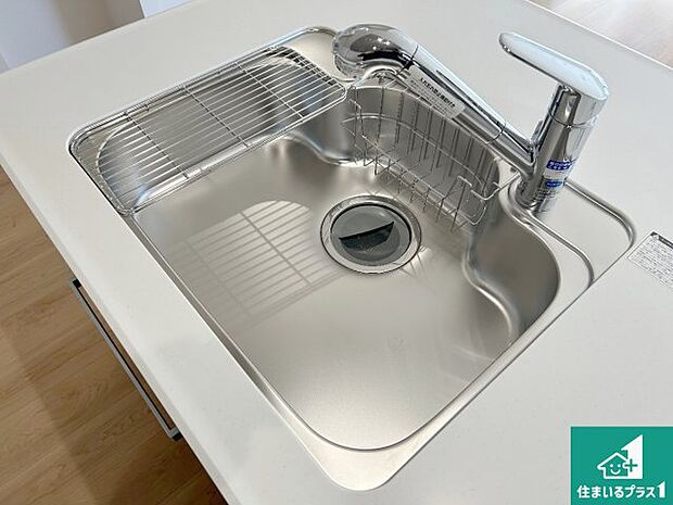 【キッチンシンク】蛇口の先端に浄水器を内蔵しています！原水と浄水、お湯と冷水、シャワーの切替えがワンタッチなので用途によって使い分けられます。