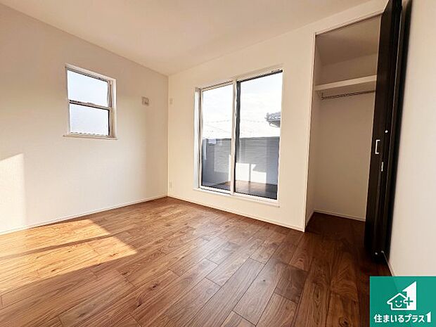 【洋室】シンプルな洋室は、自分好みのインテリアが楽しめます♪ご家族とインテリアや家具を選びに行くのは新築購入時の醍醐味の一つです。ぜひお楽しみください♪