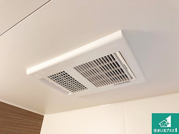 【浴室暖房乾燥機】四季を通して快適なバスライフをお手伝いする浴室暖房乾燥機！浴室の乾燥・暖房・涼風・換気はもちろん、２４時間換気にも対応！ 