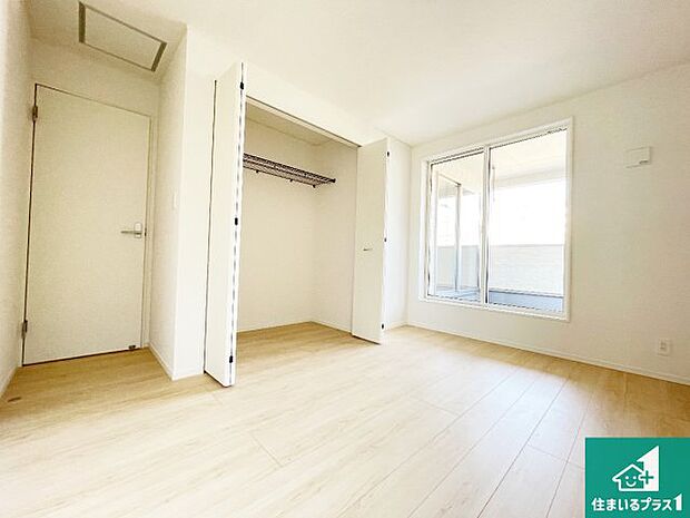 【洋室】シンプルな洋室は、自分好みのインテリアが楽しめます♪ご家族とインテリアや家具を選びに行くのは新築購入時の醍醐味の一つです。ぜひお楽しみください♪