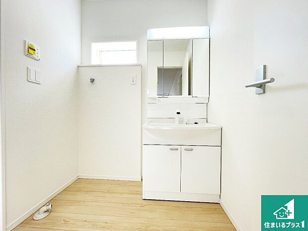 【独立洗面台】清潔感のある洗面台です。フラットな鏡は掃除がしやすく毎日清潔!鏡裏には収納があるのでスッキリとした洗面台が保てます。