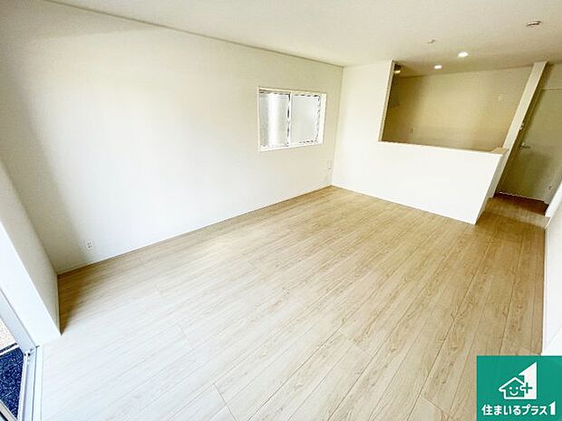 【居間・リビング】日当たり良好の明るいリビングで朝の目覚めもスッキリできそう!対面キッチンでご家族のコミュニケーションも自然と増える設計!小さなお子様が遊ぶスペースを作っても広々とくつろげるLDK!