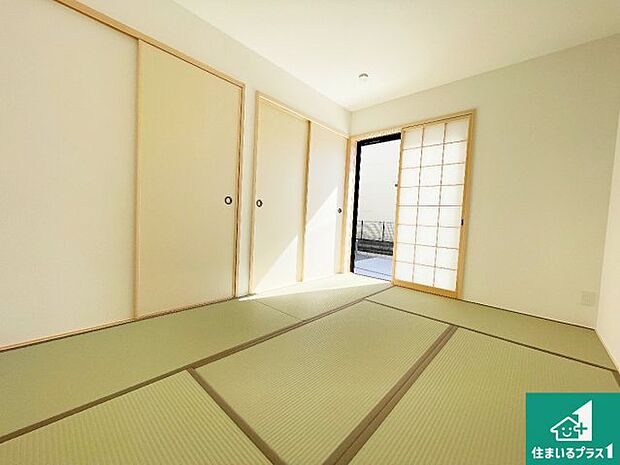 【和室】一室あると便利な和室は客間としてだけでなく、小さなお子様のプレイルームや食後のくつろぎスペースとしてもご利用いただけます。収納もついていますので大活躍間違いなし!