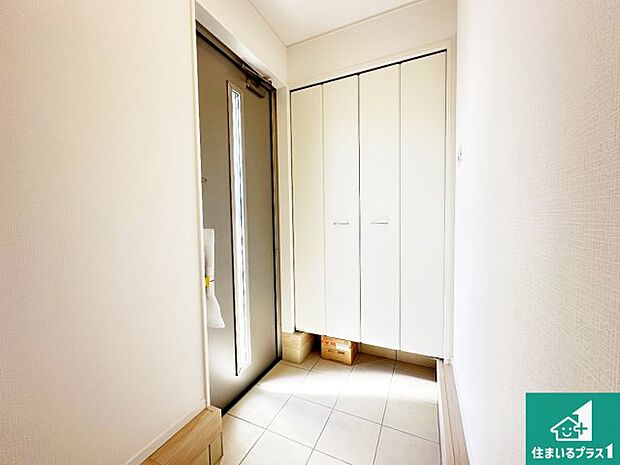 【玄関】シューズボックスにはたくさんの靴が収納できるので玄関周りはいつもスッキリ!ご家族が増えても安心!