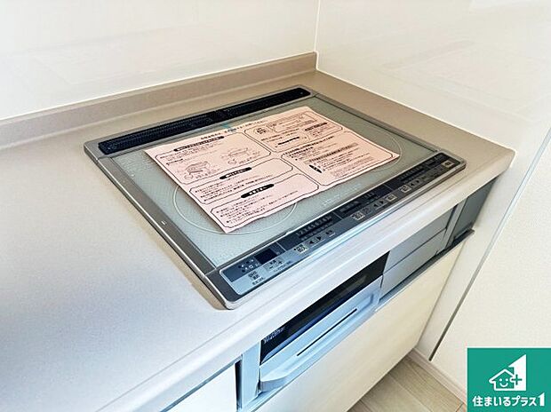 【コンロ】火を使わないので、安心なＩＨコンロ！でこぼこが無い構造なので、掃除もしやすく清潔に保てます！