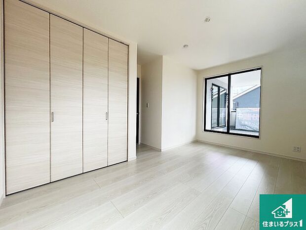 【洋室】シンプルな洋室は、自分好みのインテリアが楽しめます♪ご家族とインテリアや家具を選びに行くのは新築購入時の醍醐味の一つです。ぜひお楽しみください♪