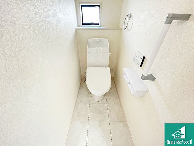 【トイレ】1・2階の2ヶ所にあるので、朝の忙しい時間の順番待ちもなく、深夜の利用にも大変便利です。