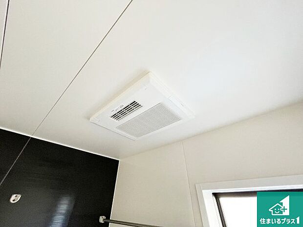 【浴室暖房乾燥機】四季を通して快適なバスライフをお手伝いする浴室暖房乾燥機!浴室の乾燥・暖房・涼風・換気はもちろん、24時間換気にも対応!