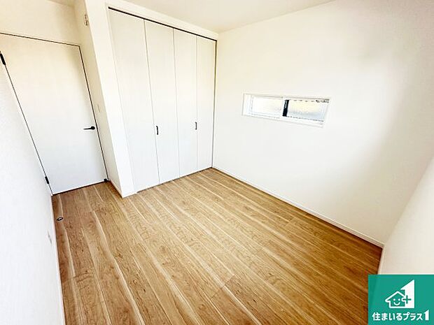 【洋室】シンプルな洋室は、自分好みのインテリアが楽しめます♪ご家族とインテリアや家具を選びに行くのは新築購入時の醍醐味の一つです。ぜひお楽しみください♪