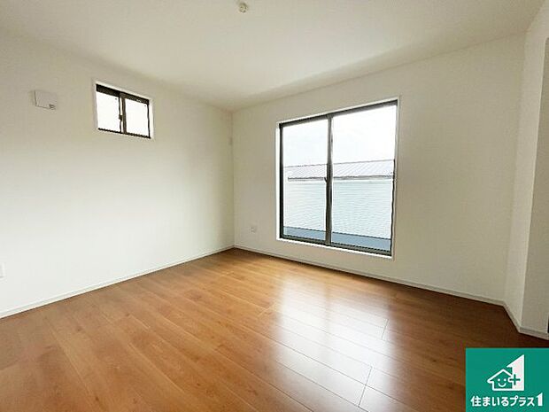 【洋室】シンプルな洋室は、自分好みのインテリアが楽しめます♪ご家族とインテリアや家具を選びに行くのは新築購入時の醍醐味の一つです。ぜひお楽しみください♪