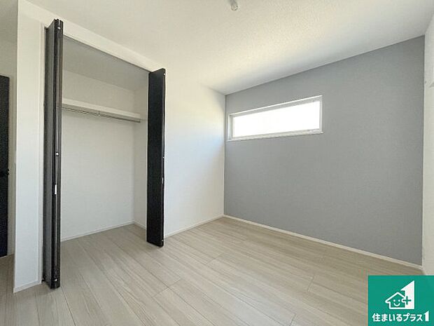 【洋室】シンプルな洋室は、自分好みのインテリアが楽しめます♪ご家族とインテリアや家具を選びに行くのは新築購入時の醍醐味の一つです。ぜひお楽しみください♪