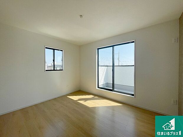 【洋室】シンプルな洋室は、自分好みのインテリアが楽しめます♪ご家族とインテリアや家具を選びに行くのは新築購入時の醍醐味の一つです。ぜひお楽しみください♪