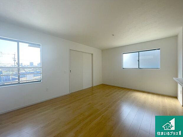 【居間・リビング】日当たり良好の明るいリビングで朝の目覚めもスッキリできそう!対面キッチンでご家族のコミュニケーションも自然と増える設計!小さなお子様が遊ぶスペースを作っても広々とくつろげるLDK!