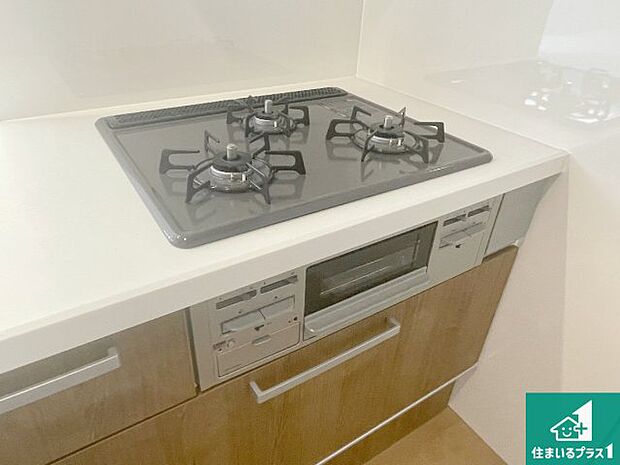 【コンロ】ダブル高火力Siセンサー付きコンロ!3口あるので、まとめて料理をする時も大活躍!