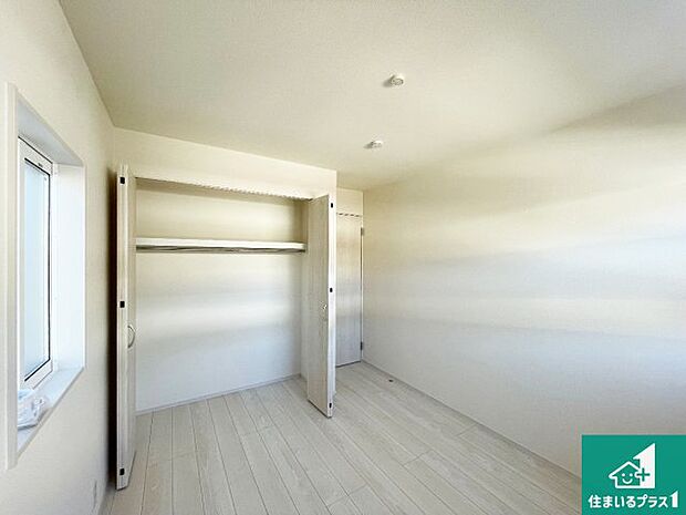 【洋室】収納スペースが充実しているので子供の成長に合わせてたくさん収納ができます！家族構成に合わせた様々な活用ができる収納！