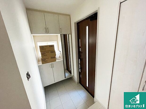 【玄関】シューズボックスにはたくさんの靴が収納できるので玄関周りはいつもスッキリ！ご家族が増えても安心！