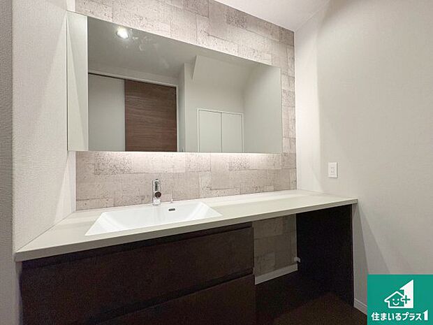 【独立洗面台】清潔感のある洗面台です。フラットな鏡は掃除がしやすく毎日清潔！