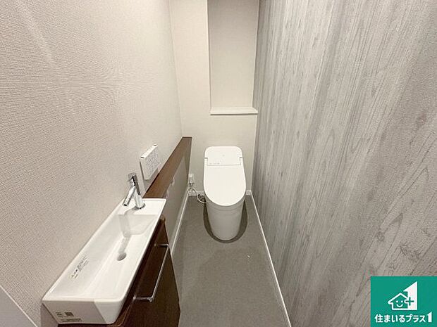 【トイレ】2・3階の2ヶ所にあるので、朝の忙しい時間の順番待ちもなく、深夜の利用にも大変便利です。