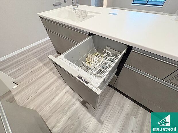 【食洗機】食事後の一仕事、食器洗いをボタン一つでお任せできちゃいます！場所を取らないビルトイン式なので、お料理スペースもしっかり確保！