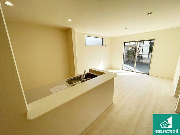 【居間・リビング】日当たり良好の明るいリビングで朝の目覚めもスッキリできそう!対面キッチンでご家族のコミュニケーションも自然と増える設計!小さなお子様が遊ぶスペースを作っても広々とくつろげるLDK!