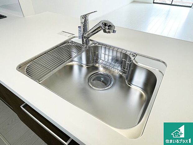 【キッチンシンク】蛇口の先端に浄水器を内蔵しています！原水と浄水、お湯と冷水、シャワーの切替えがワンタッチなので用途によって使い分けられます。