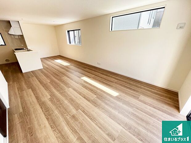 【トイレ】日当たり良好の明るいリビングで朝の目覚めもスッキリできそう!対面キッチンでご家族のコミュニケーションも自然と増える設計!小さなお子様が遊ぶスペースを作っても広々とくつろげるLDK!