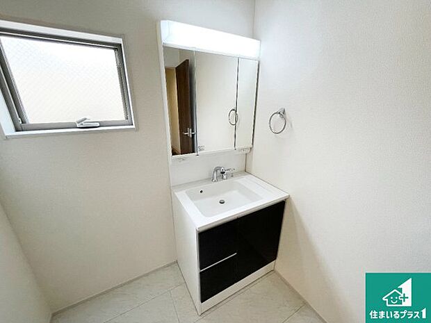 【独立洗面台】清潔感のある洗面台です。フラットな鏡は掃除がしやすく毎日清潔!鏡裏には収納があるのでスッキリとした洗面台が保てます。